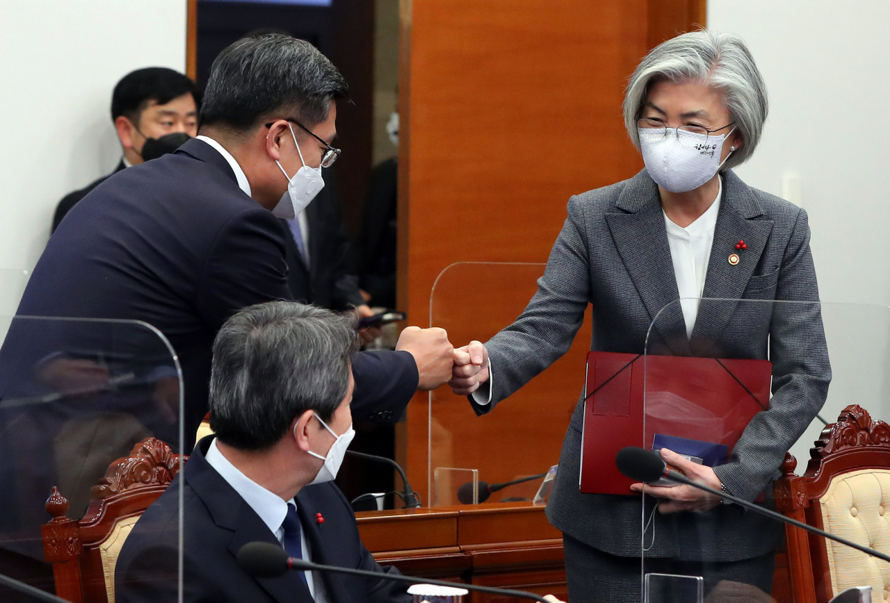 국방부는 21일 오후 문재인 대통령 주재로 청와대에서 열린 국가안전보장회의(NSC) 전체회의 및 외교안보부처 업무보고에서 ‘코로나19 백신 수송지원본부’를 설치해 운영하는 등 코로나19 백신 수송과 접종 지원에 나서겠다고 밝혔다. 서욱 국방부 장관(왼쪽)이 물러나는 강경화 외교부 장관과 주먹인사를 나누고 있다. [연합]
