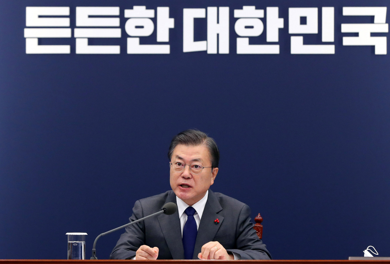 국방부 관계자는 21일 문재인 대통령이 청와대에서 주재한 국가안전보장회의(NSC) 전체회의를 겸한 업무보고와 관련해 최근 북한이 제8차 노동당 당대회와 열병식 계기에 언급하고 공개한 핵·미사일에 대해 국민들이 우려할만한 수준은 아니라고 밝혔다. [연합]