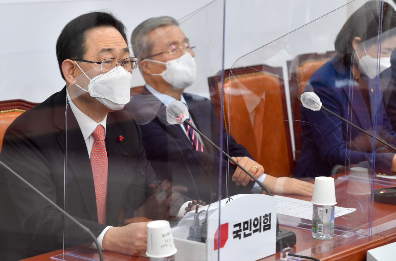 (왼쪽부터) 주호영 국민의힘 원내대표, 김종인 국민의힘 비상대책위원장[연합]