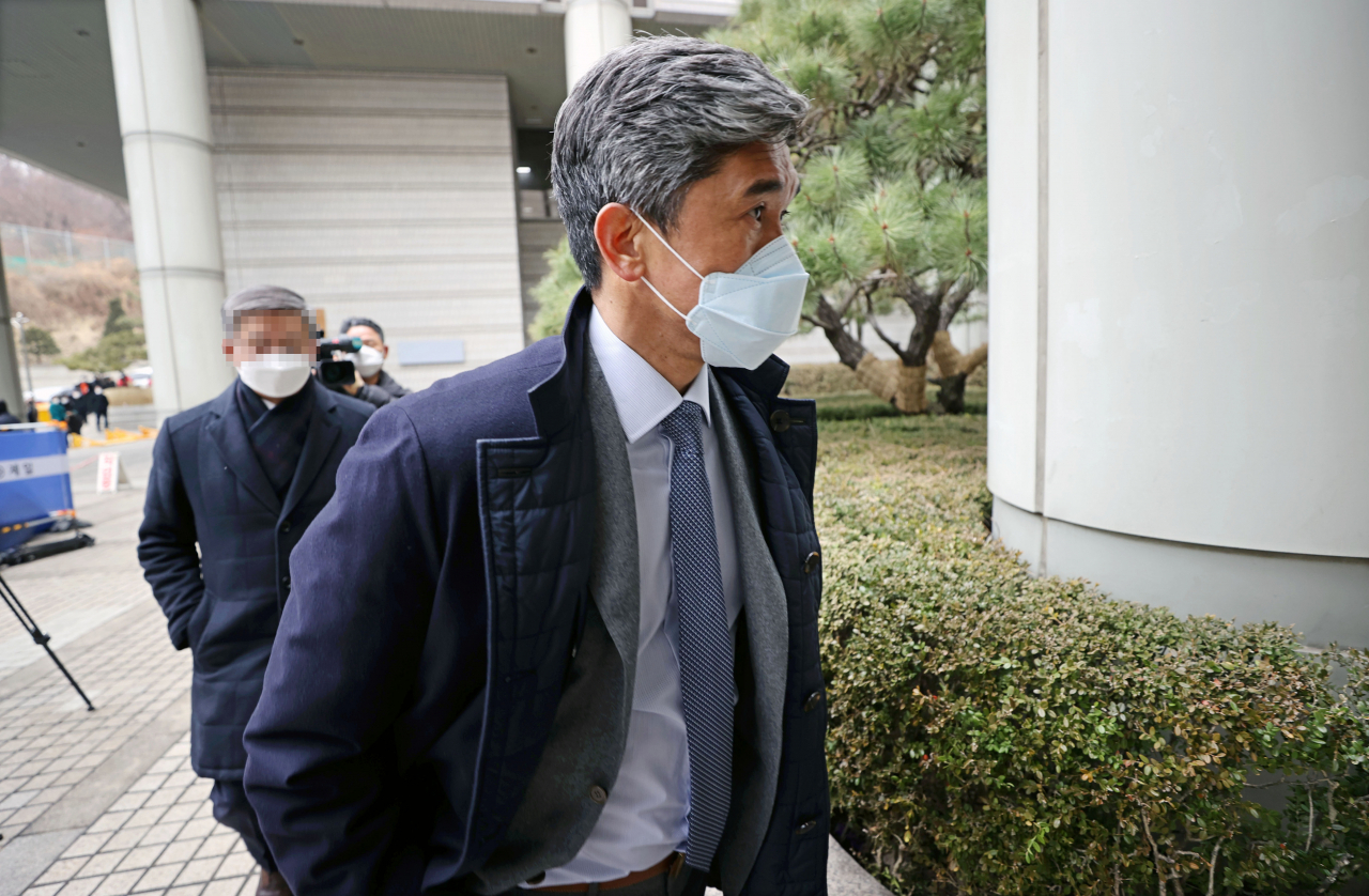 21일 서초구 서울중앙지방법원에서 열린 1심 선고에 출석하기 위해 법정으로 향하는 정종선 전 한국고등학교축구연맹 회장 [사진=연합뉴스]