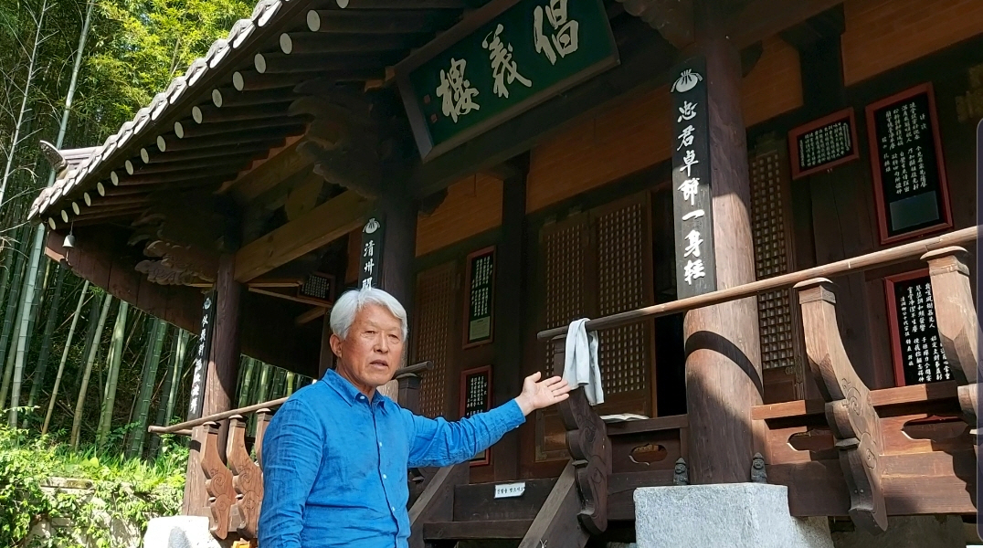 곡성 선산류씨 능호종가 11세손 류종표씨가 창의루 앞에서 병자호란 의병활동, 미암일기 필사보존 등에 대해 설명하고 있다. [남도일보 제공]