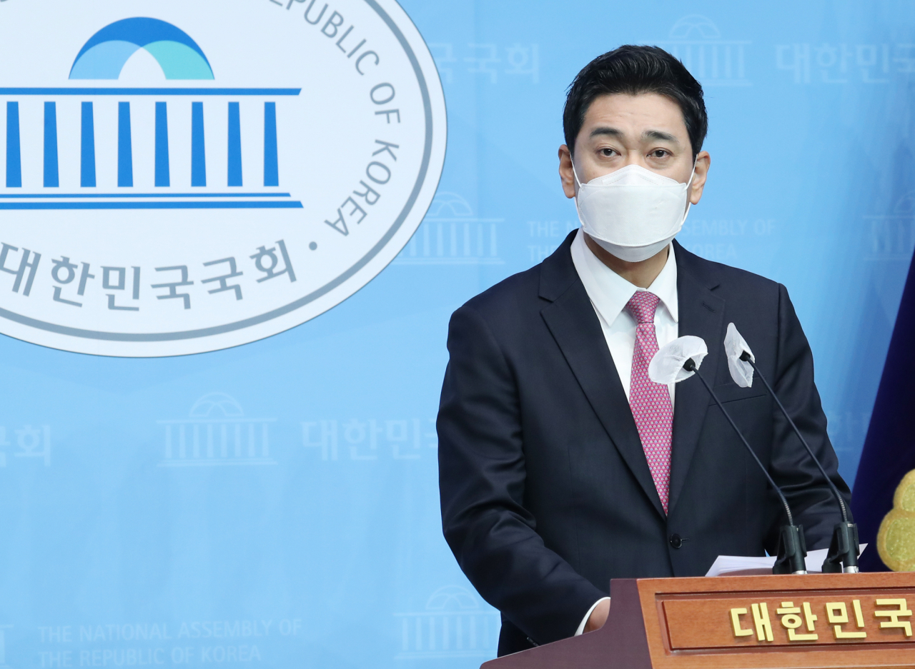 서울시장 보궐선거 출마선언을 한 오신환 국민의힘 전 의원이 21일 오전 국회 소통관에서 무주택서민과 청년을 위한 주거사다리 ' 환매조건부 반반아파트' 정책을 발표하고 있다. [연합]
