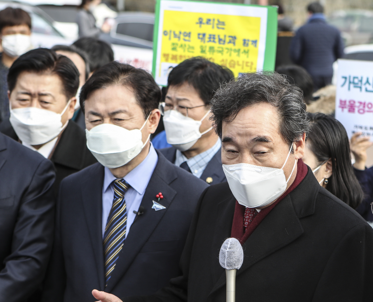이낙연 더불어민주당 대표가 지난 21일 오후 부산 강서구 대항전망대에서 가덕도신공항에 대한 기자들 질문에 답하고 있다. [연합]