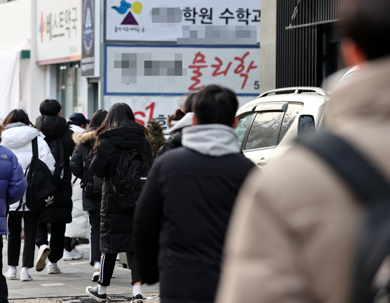 코로나19 확산에 그동안 중단됐던 실내체육시설과 노래연습장, 학원 등 다중이용시설의 운영이 부분적으로 재개된 18일 서울 대치동 학원가 인근에서 가방을 멘 학생들이 길을 걷고 있다. 연합뉴스