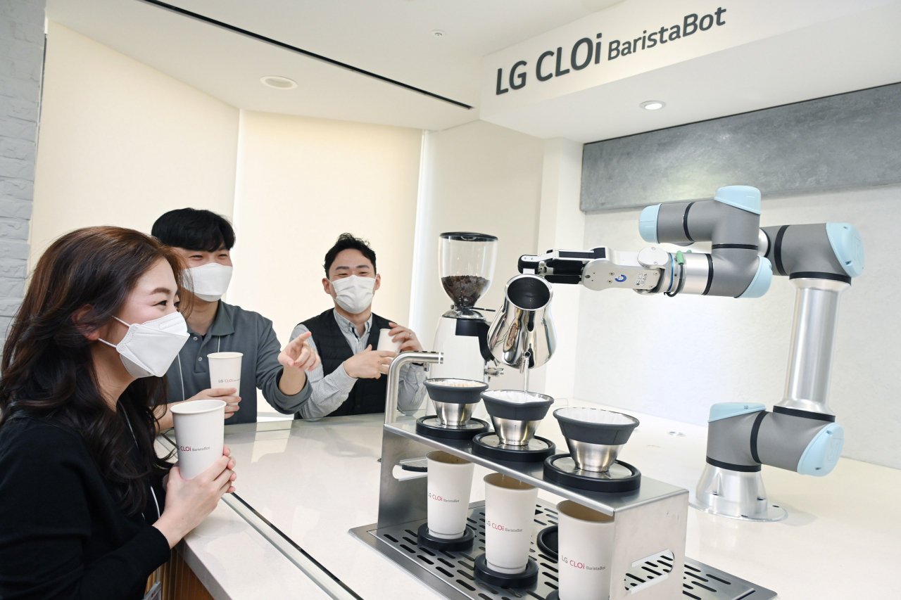 서울 영등포구 LG트윈타워 임직원 전용 휴식공간에 설치된 ‘LG 클로이 바리스타봇’[LG전자 제공]