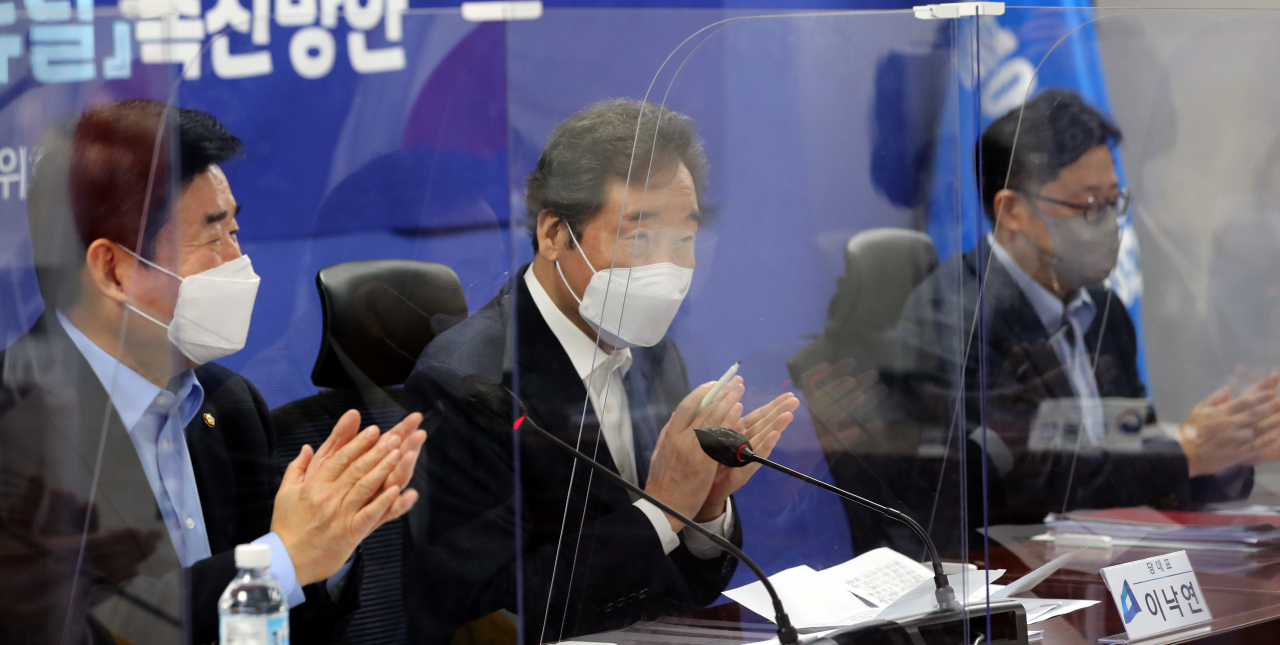 더불어민주당 이낙연 대표가 지난 21일 오전 서울 여의도 국회에서 열린 2021 국가경제자문회의 제1차회의에 참석해 박수치고 있다. 왼쪽은 김진표 국가경제자문회의 의장. [연합]