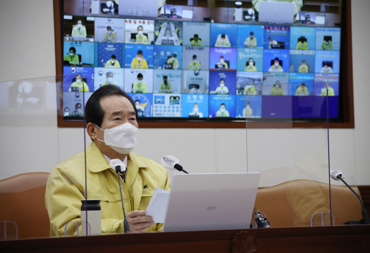 정세균 국무총리가 22일 정부서울청사에서 코로나19 대응 중앙재난안전대책본부(중대본) 회의를 주재하고 있다. 정 총리는 이 자리에서 야권의 서울시장 후보들을 겨냥해 “그렇지 않아도 힘들어하는 자영업자들의 불안감을 파고들어 선거에 이용하려는 일부 정치인들의 행태가 참으로 개탄스럽다”며 자제할 것을 촉구했다. [연합]