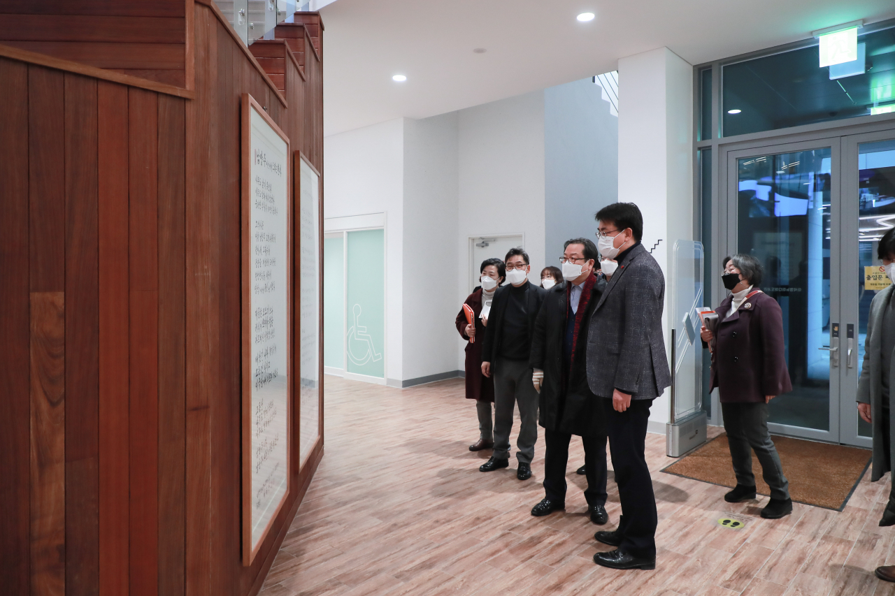 오승록 노원구청장 등 ‘이석영뉴미디어도서관’ 방문. [남양주시]