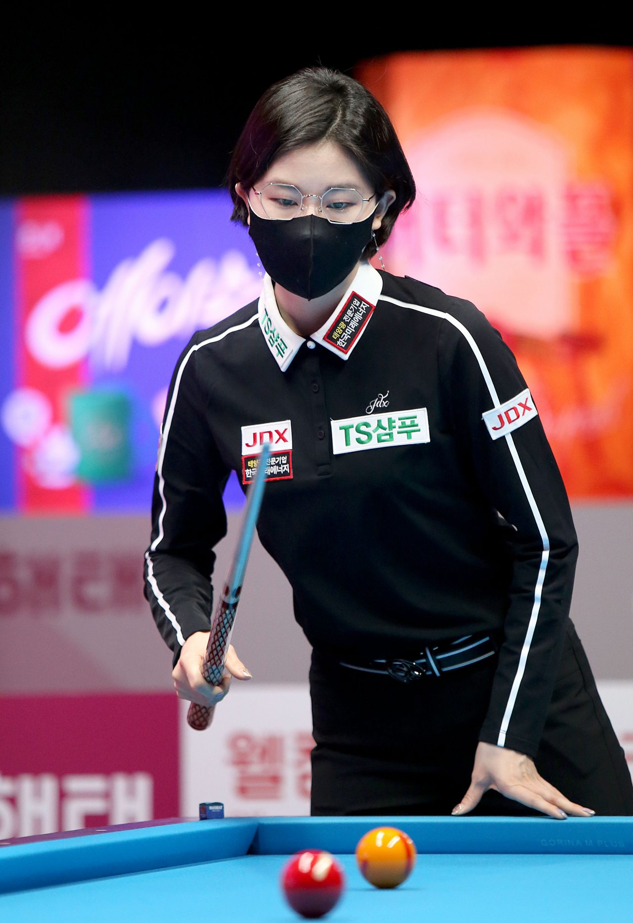 평소의 눈웃음을 싹 지운 채 냉정한 눈빛으로 어드레스 하는 이미래. [PBA 제공]