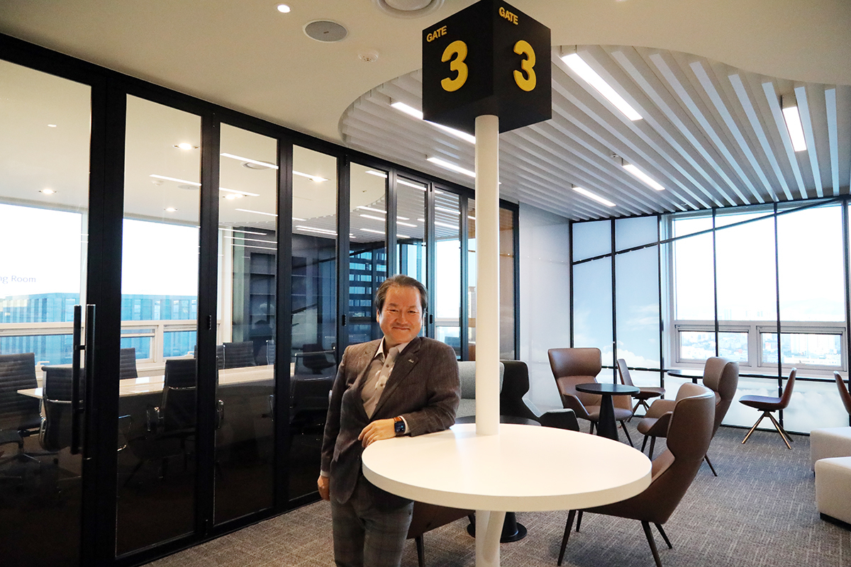 신한생명 성대규 사장이 신한L타워 19층 Travel 공용공간에 서 있다. [신한생명 제공]