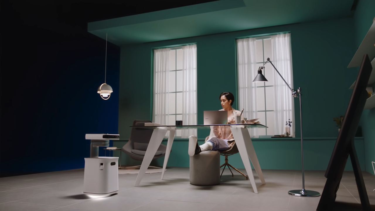 2021 CES에 전시된 돌봄 로봇 '삼성봇&trade; 케어'. 노약자 돌봄에 더해 다양한 가족 구성원의 일정·건강관리, 교육 등 맞춤형 서비스를 제공한다. [삼성전자 제공]