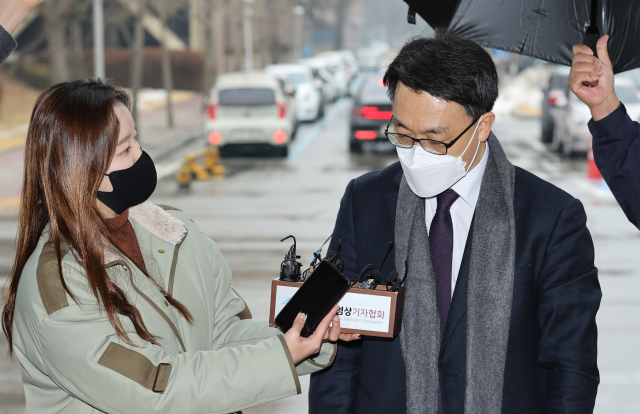 김진욱 초대 고위공직자범죄수사처장이 21일 오후 정부과천청사에 마련된 고위공직자범죄수사처(공수처) 사무실로 출근하며 취재진의 질문에 답하고 있다. [연합]