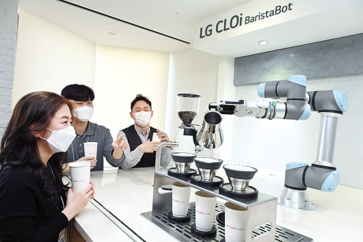 서울 영등포구 LG트윈타워 임직원 전용 휴식공간에 설치된 ‘LG 클로이 바리스타봇’. [LG전자 제공]