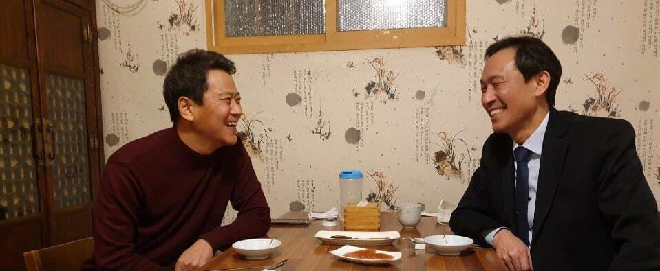 우상호 더불어민주당 의원(오른쪽)과 임종석 전 대통령 비서실장 [우상호 의원 페이스북]
