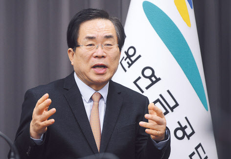 공직 경력만 30년이 넘는 정남준 공무원연금공단 이사장은 운용자산 8조원 규모의 공무원공단을 성공적으로 이끌었다는 평을 듣고 있다. 정 이사장이 최근 헤럴드경제와 만나 인터뷰에 응하고 있다. 이상섭 기자