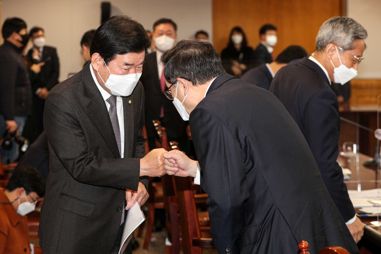 더불어민주당 김진표 의원이 22일 서울 중구 은행연합회관에서 열린 '더불어민주당-금융권CEO, K뉴딜 지원방안 회의'에서 참석자들과 인사하고 있다. [연합]