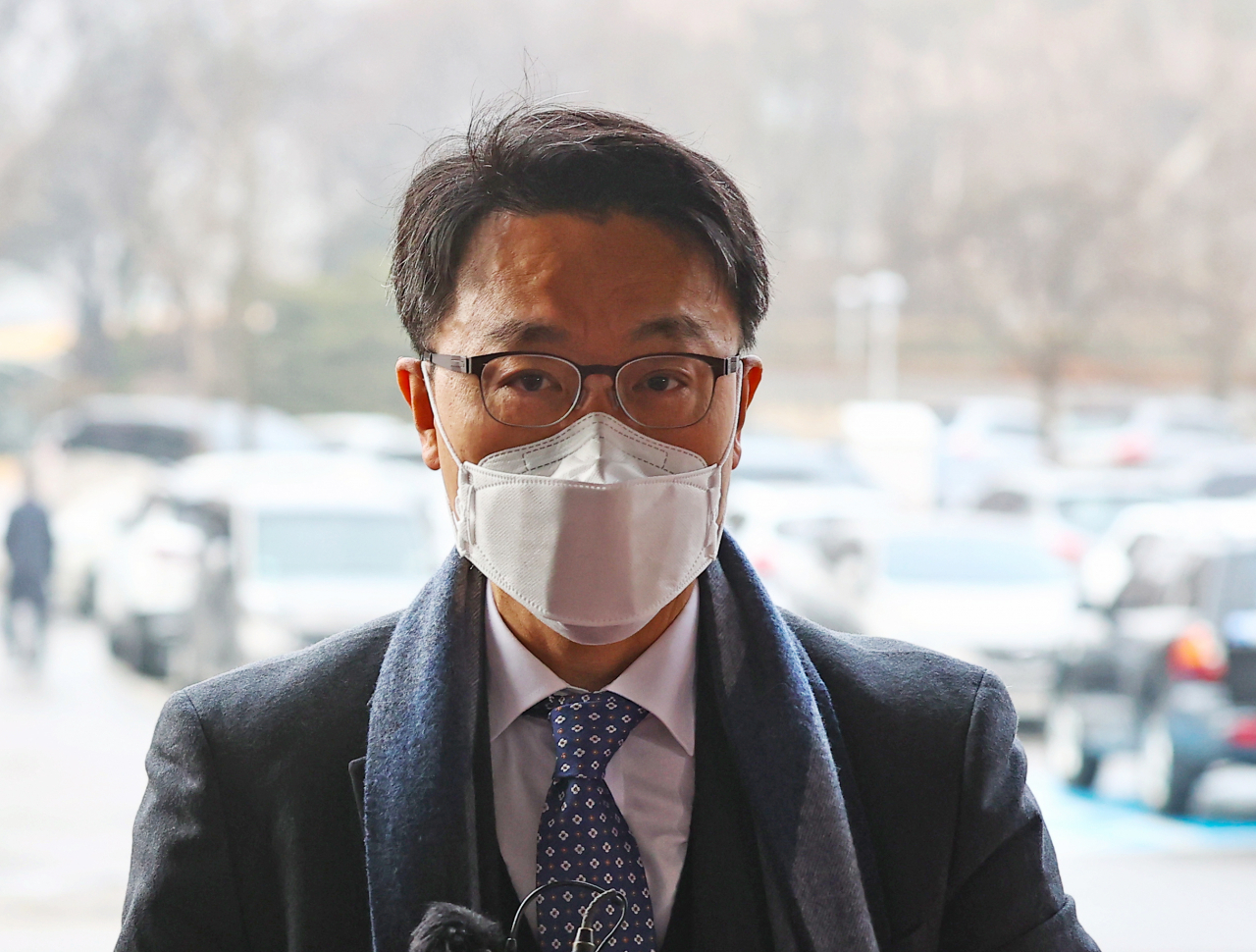 김진욱 고위공직자범죄수사처장(공수처장)이 22일 경기 정부과천청사로 출근하며 취재진의 질문에 답하고 있다. [연합\