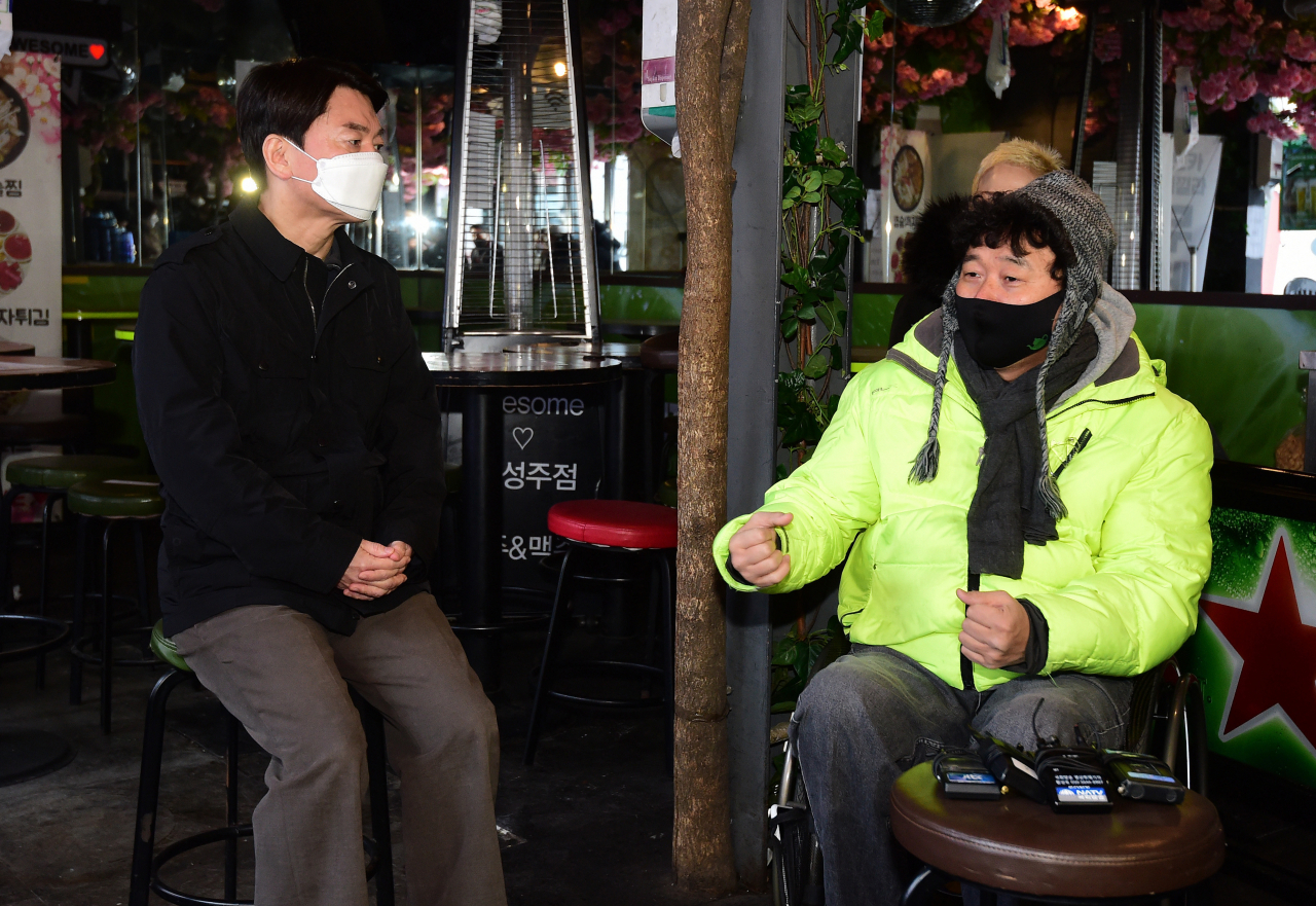 서울시장 보궐선거에 도전한 국민의당 안철수 대표가 20일 서울 용산구 이태원을 방문, 강원래 이태원 자영업자 대표 등 상인들과 간담회를 하고 있다. [연합]