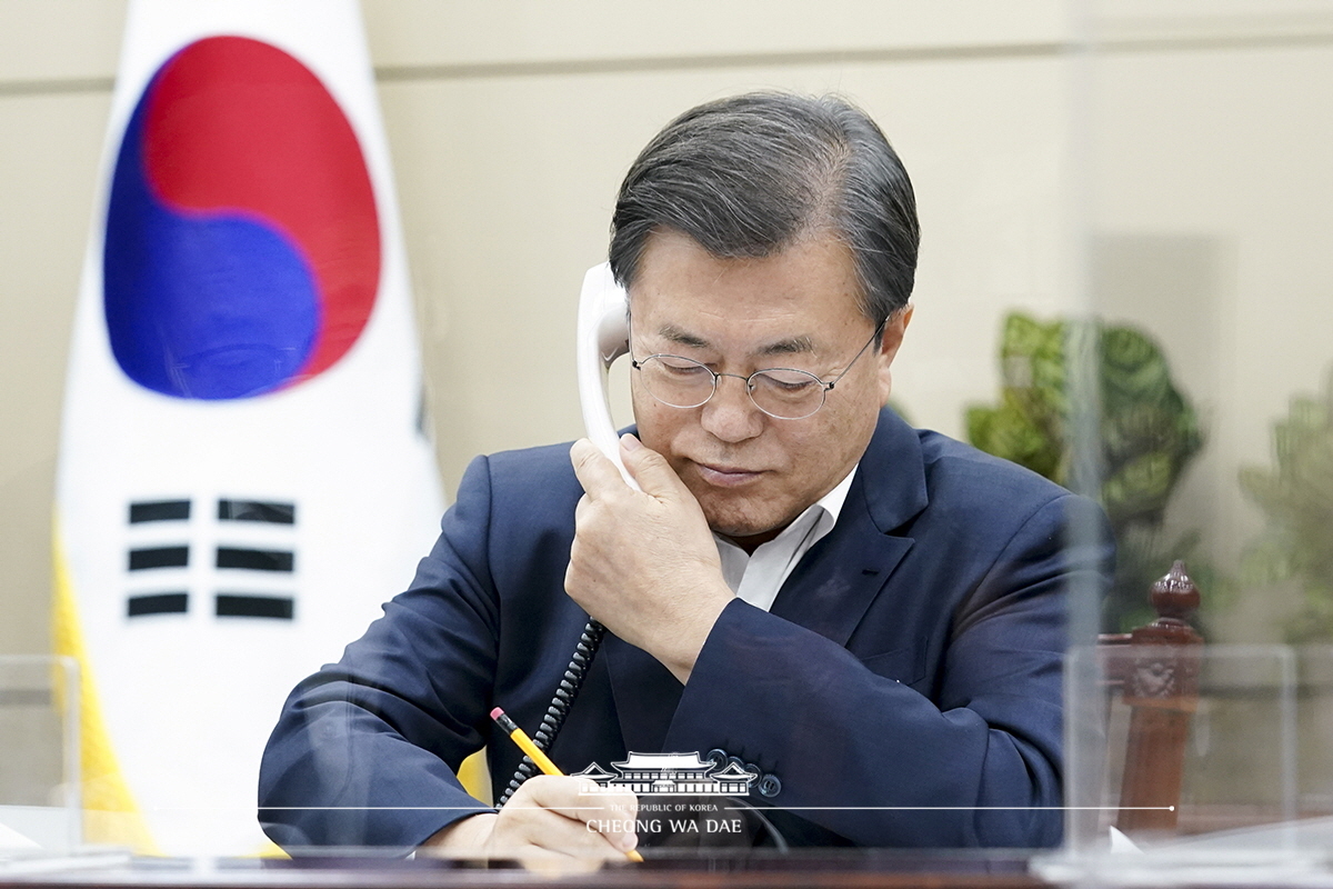South Korean President Moon Jae-in talks with British Prime Minister Boris Johnson over the phone at Cheong Wa Dae in Seoul on Nov. 10, 2020 in this photo provided by Moon's office. (Moon's office)