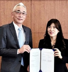 서울 종로 소재 한국스미토모상사에서 유라이크 김희진 대표(오른쪽)와 오카다 타쿠야 한국스미토모상사 사장이 업무협약(MOU)을 맺고 있다. [유라이크 제공]