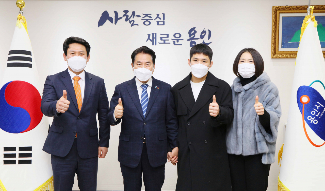 백군기 용인시장(왼쪽에서 두번째) 김유철 유도선수격려[용인시 제공]