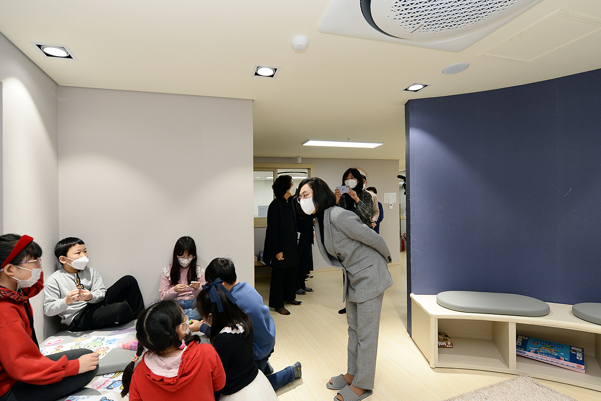 은수미 성남시장이 다함께 돌봄센터 아이들과 대화중이다[성남시 제공]