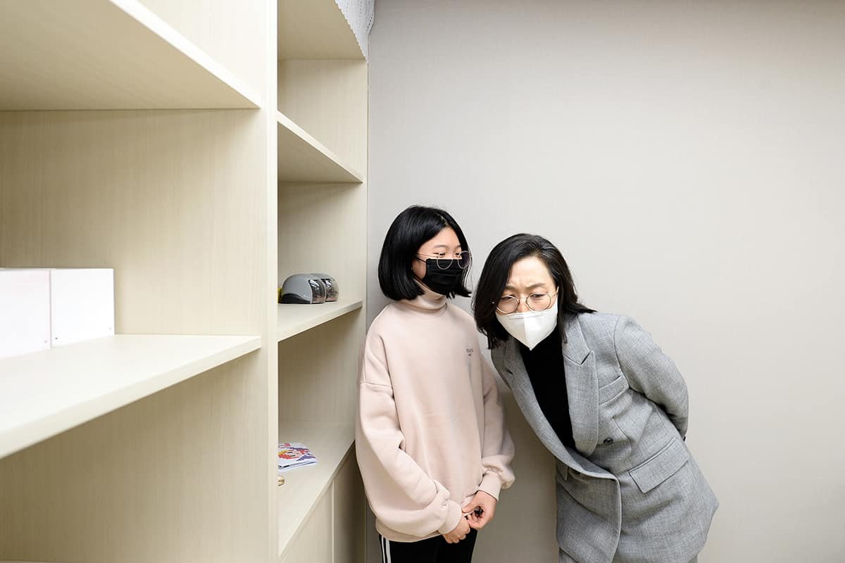 무슨말을 속삭일까..은수미 시장이 한 아이의 말을 귀담아 듣고있다.[은수미 페북 캡처]