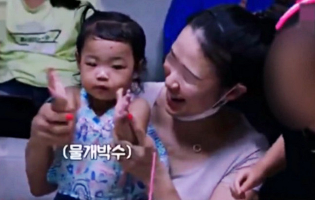고(故) 정인이와 양모 장모(35) 씨. [EBS 방송화면 캡처]