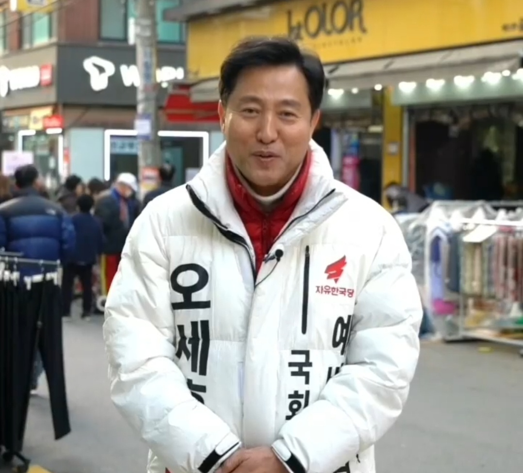 지난해 1월 오세훈 전 서울시장이 21대 총선을 앞두고 서울 광진구 일대에서 인터뷰를 하고 있다. [오세훈 전 서울시장 인스타그램 캡처]