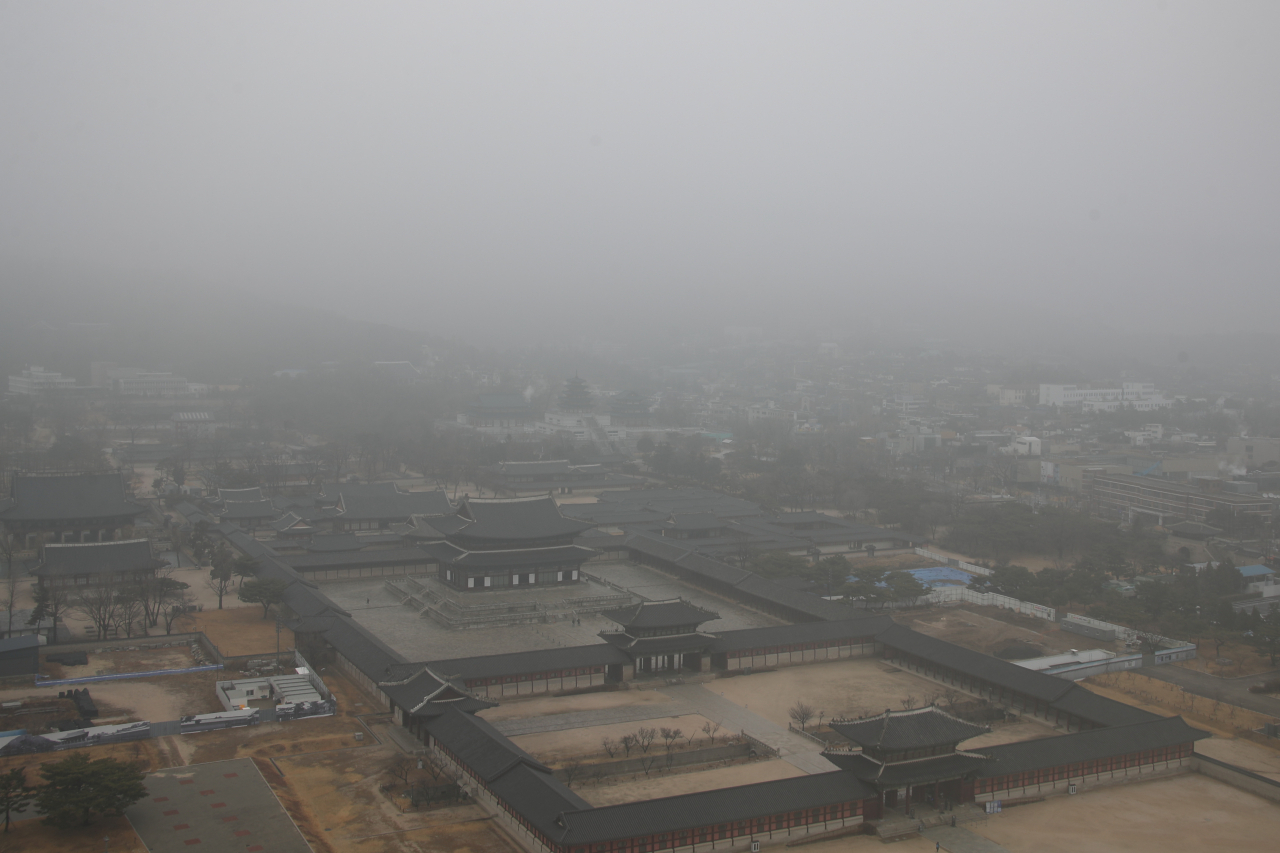 [사진=22일 오전 서울 종로구 경복궁에 안개가 짙게 껴 있다.][연합]