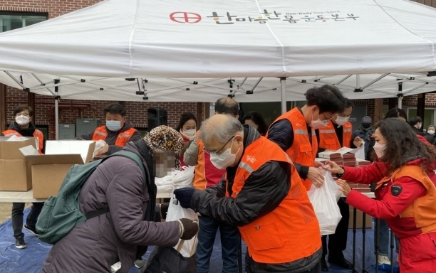 22일 오후 서울 중구 명동성당 내에 개소한 무료급식소 '명동밥집'에서 염수정 추기경이 노숙인 및 취약계층에게 도시락을 나눠주고 있다. 천주교 서울대교구 제공