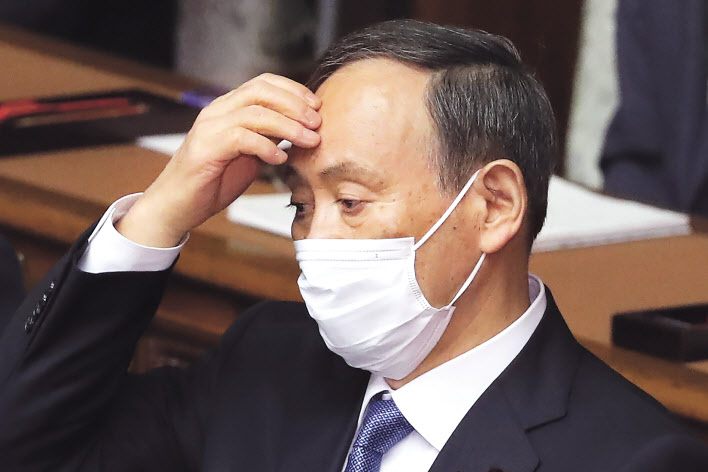 스가 요시히데 일본 총리가 지난 18일 시정 연설을 하기 위해 이날 개원한 국회에 참석해 생각에 잠겨 있다. [AP]