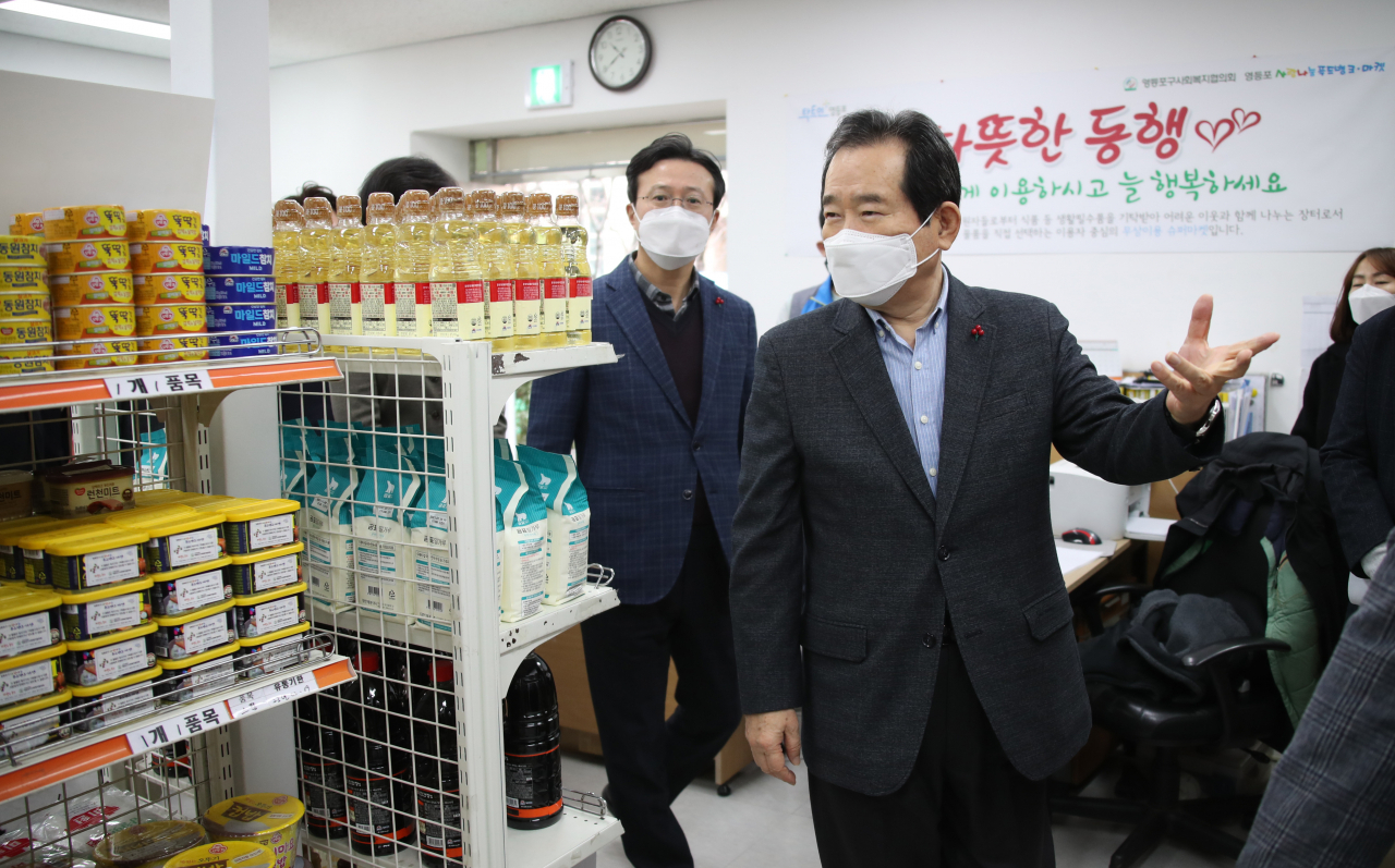 정세균 국무총리가 23일 서울 영등포구청 별관에 코로나19로 경제적 어려움을 느끼는 구민의 생필품 지원을 위해 운영되고 있는 영원(0원)마켓을 방문해 현장을 점검하고 있다. ［연합］