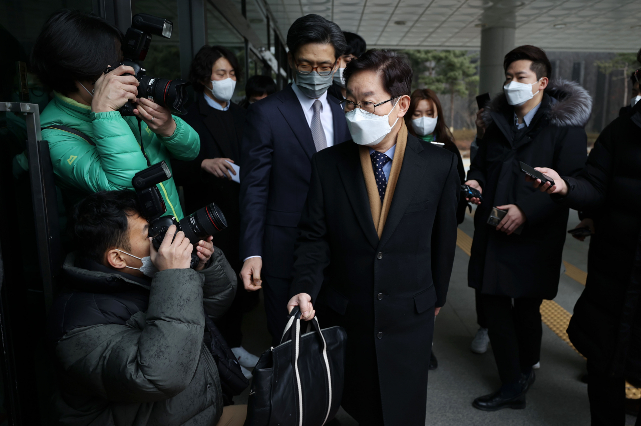 박범계 법무부 장관 후보자가 지난 21일 서초구 서울고등검찰청에 마련된 인사청문회 준비 사무실로 출근하고 있다.[연합]