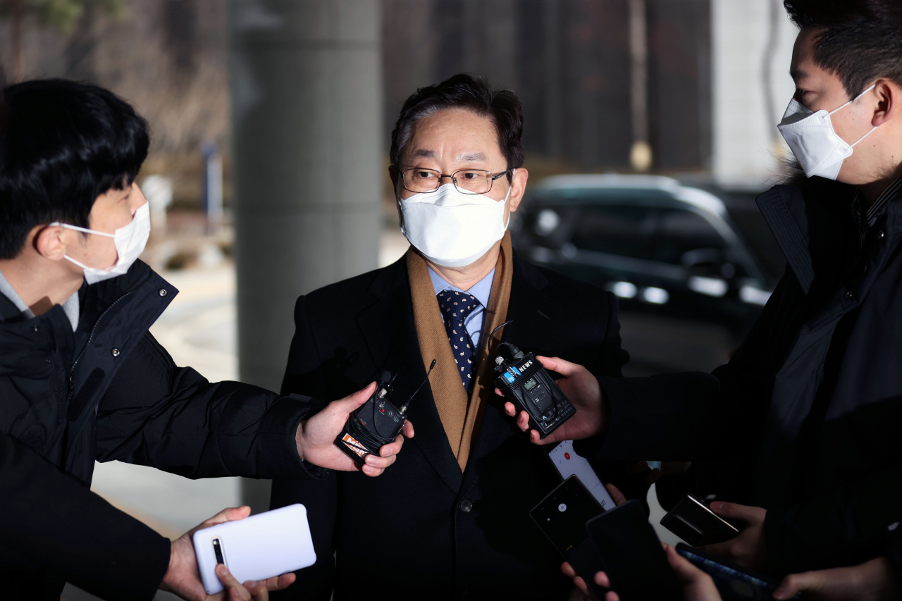 박범계 법무부 장관 후보자가 지난 21일 서초구 서울고등검찰청에 마련된 인사청문회 준비 사무실로 출근하며 취재진 질문에 답하고 있다.[연합]