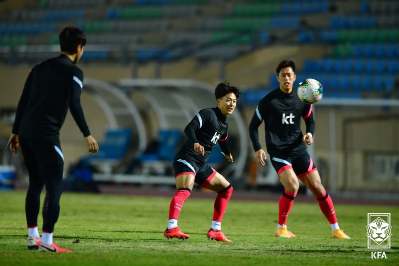 남자 23세 이하(U-23) 축구 대표팀 이승우와 선수들이 13일(현지시간) 이집트 카이로 에어 디펜스 경기장에서 훈련을 하고 있다. 기사 내용과는 무관. [연합]