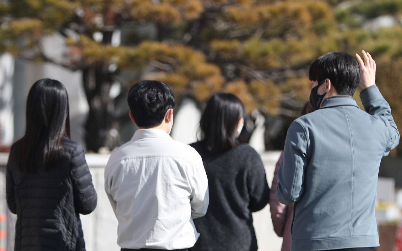 낮 최고기온이 14도 까지 오르는 등 따뜻한 날씨를 보인 14일 경남 김해시청을 지나는 시민 옷차림이 가볍다. [연합]