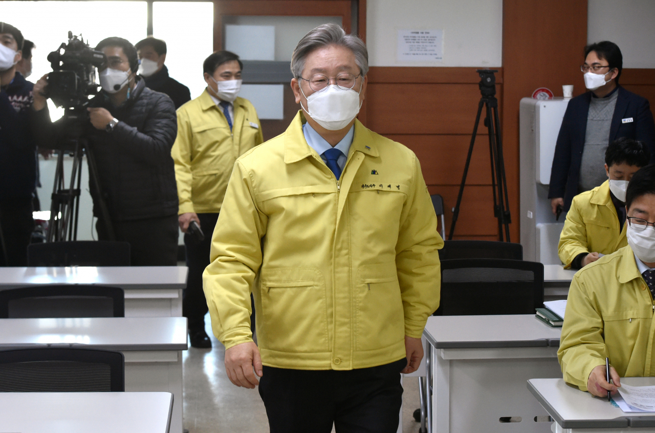 이재명 경기도지사가 20일 오전 경기도 수원시 경기도청에서 제2차 경기도 재난기본소득 지급 기자회견을 위해 브리핑룸으로 들어서고 있다. [연합]