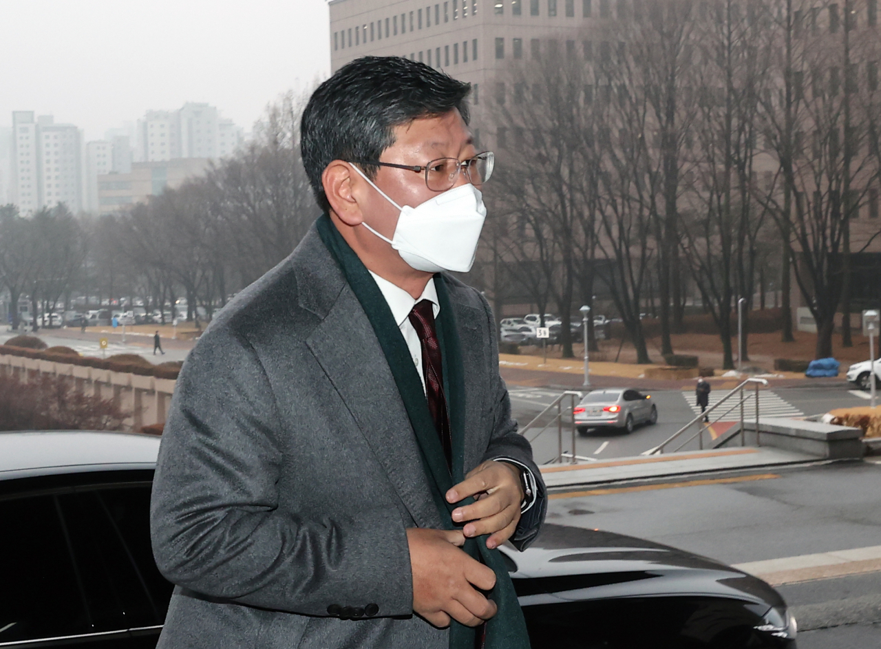 이용구 법무부 차관이 지난 22일 오전 경기 과천 정부과천청사 법무부로 출근하고 있다. 연합뉴스