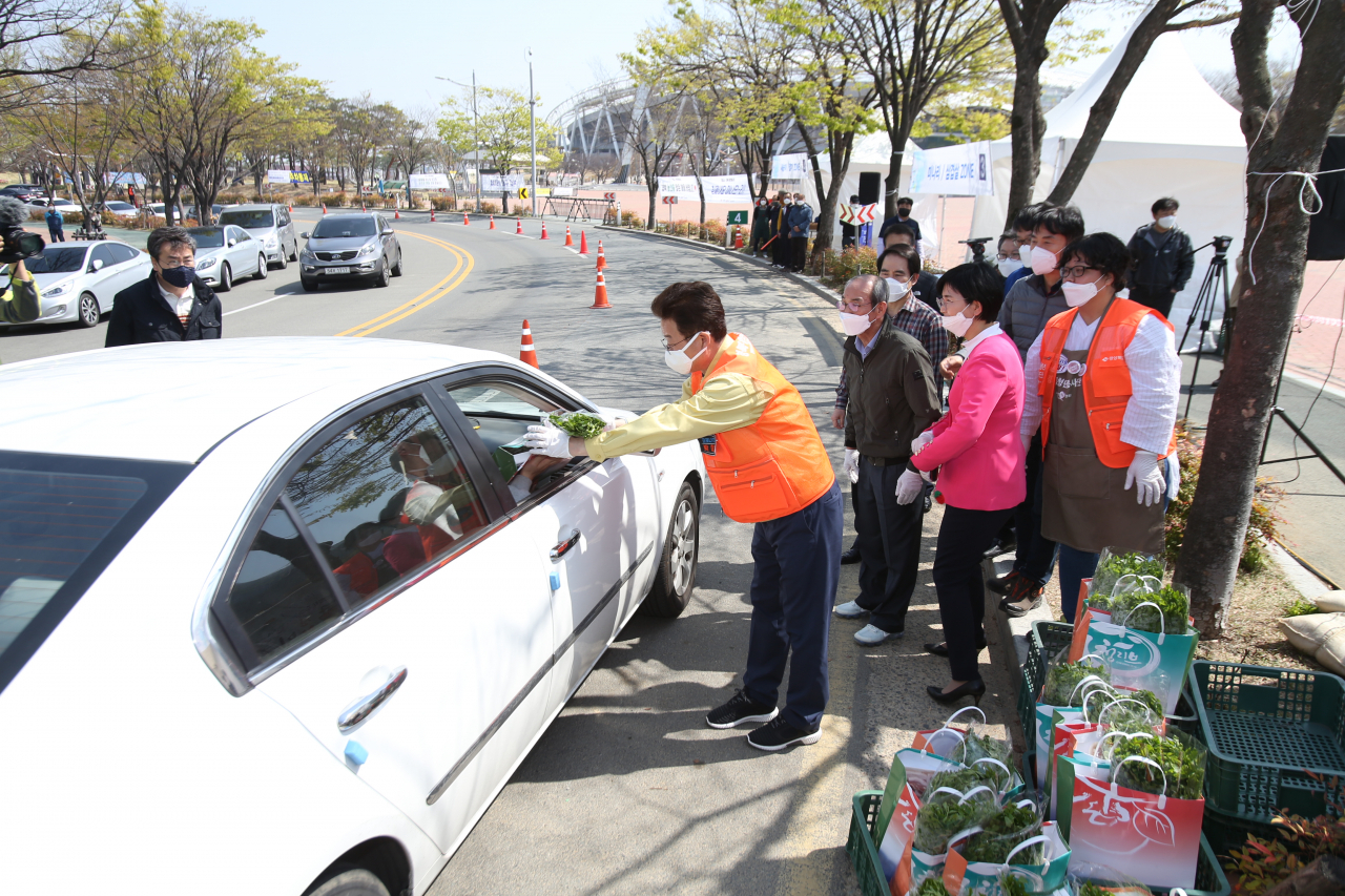이철우 경북지사가 농산물 드라이브스루 판매에 나서고 있다.[경북도 제공]