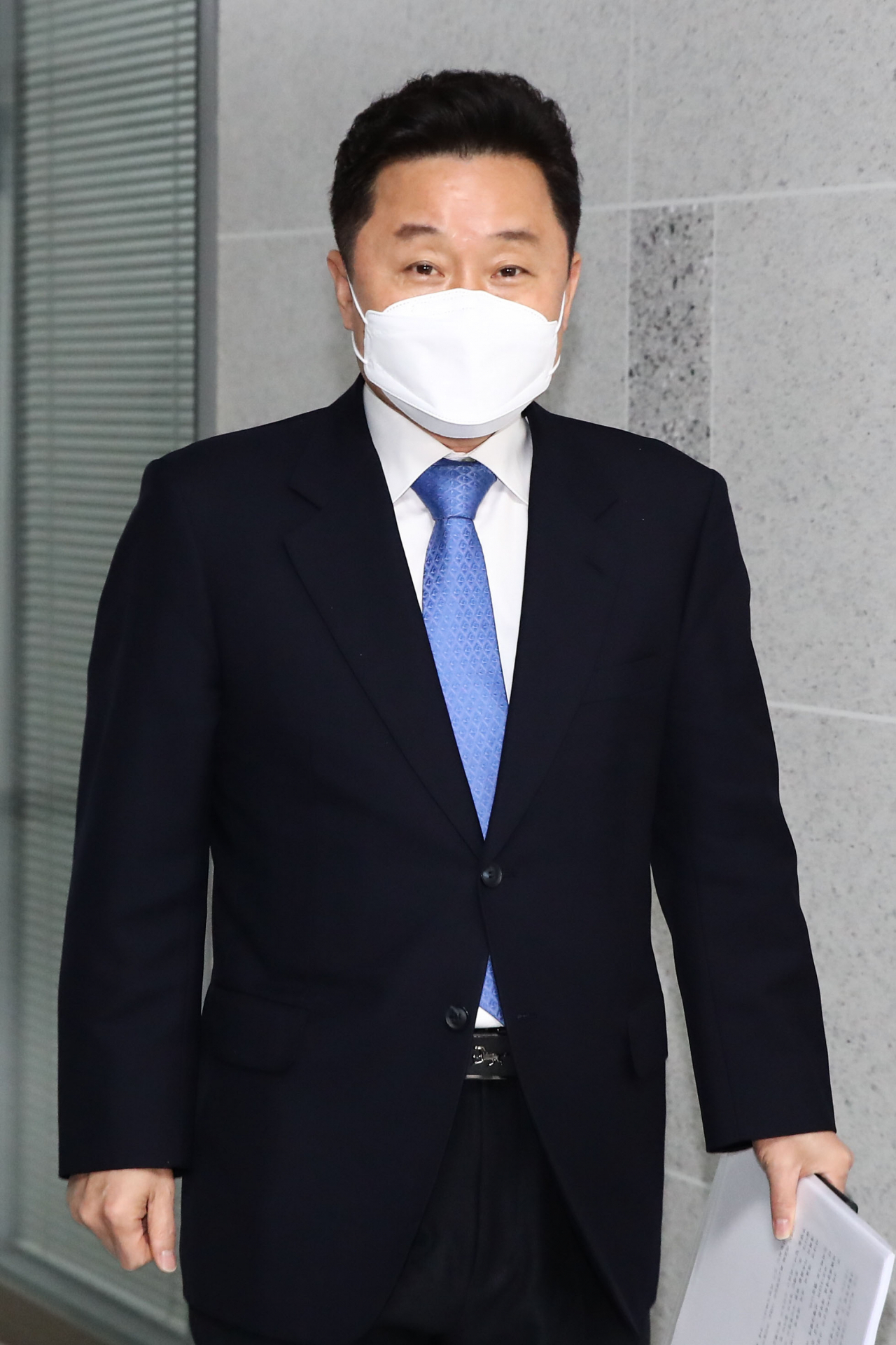 최인호 더불어민주당 수석대변인이 3일 국회 의원회관에서 비공개 최고위원회의를 위해 이낙연 대표의 사무실로 들어가고 있다. [연합]