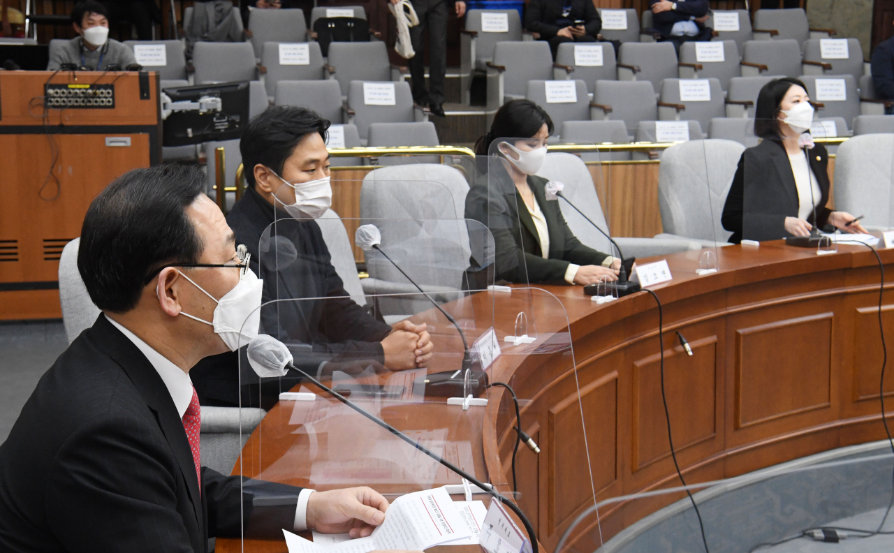 박범계 법무부 장관 후보자의 인사청문회를 하루 앞둔 24일 주호영 국민의힘 원내대표가 서울 여의도 국회 본관에서 열린 국민참여인사청문회에서 발언하고 있다. [연합]