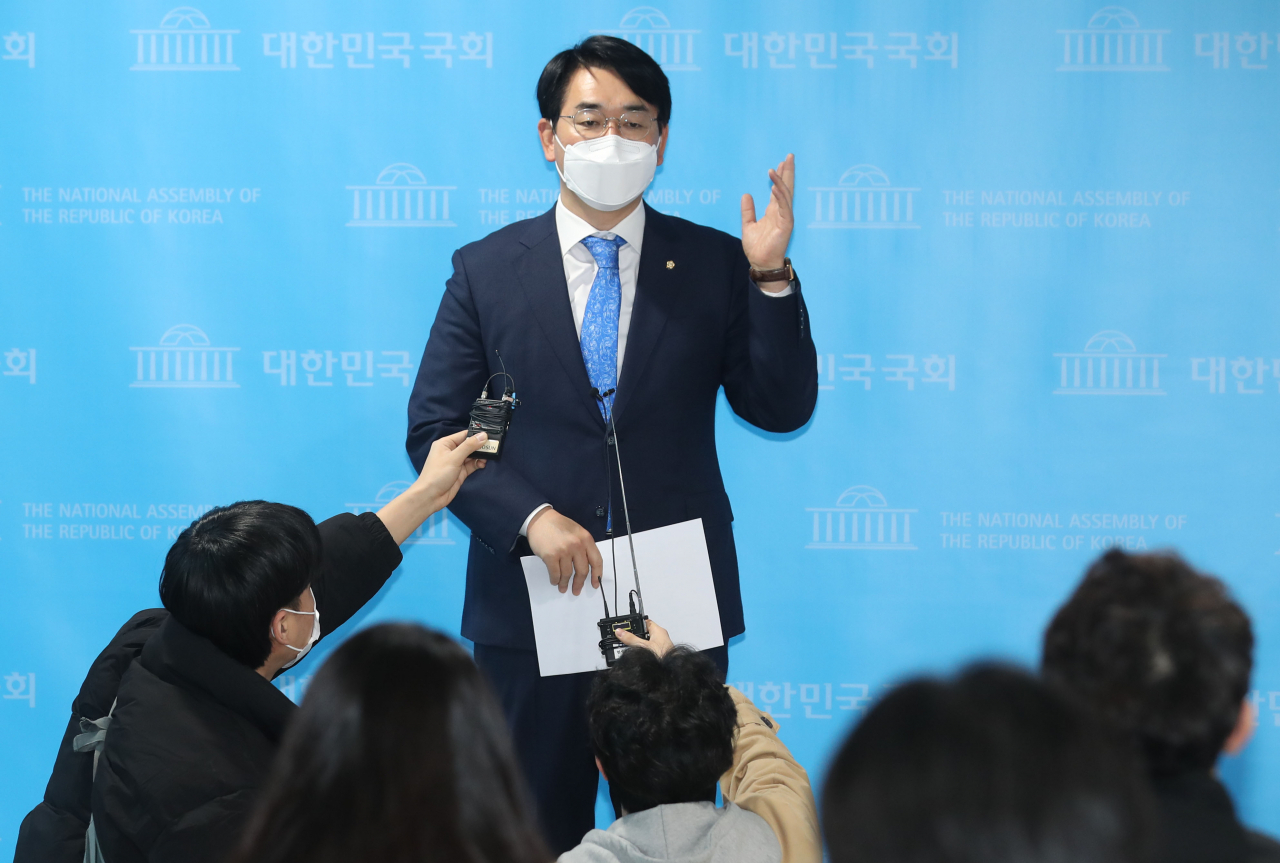 더불어민주당 박용진 의원이 지난달 24일 오전 서울 여의도 국회 소통관에서 기자회견을 열고 증권사 공매도 전산화 의무화와 처벌강화로 불법행위를 근절해야 한다고 밝히고 있다. [연합]