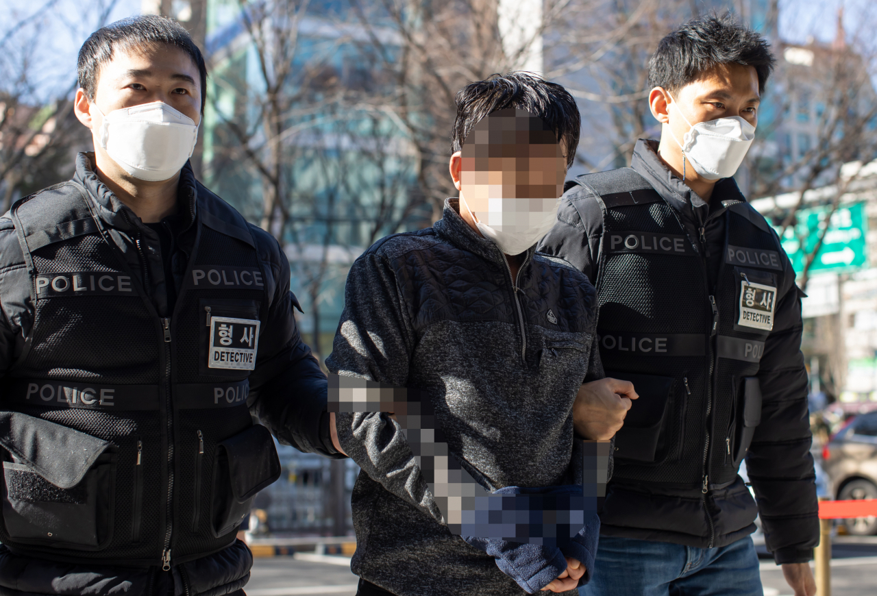 서울 영등포구 대림동에서 연인 관계인 남녀 2명을 살해한 피의자가 24일 오후 양천구 서울남부지법에서 열리는 구속 전 피의자 심문(영장실질심사)에 출석하고 있다. 연합뉴스