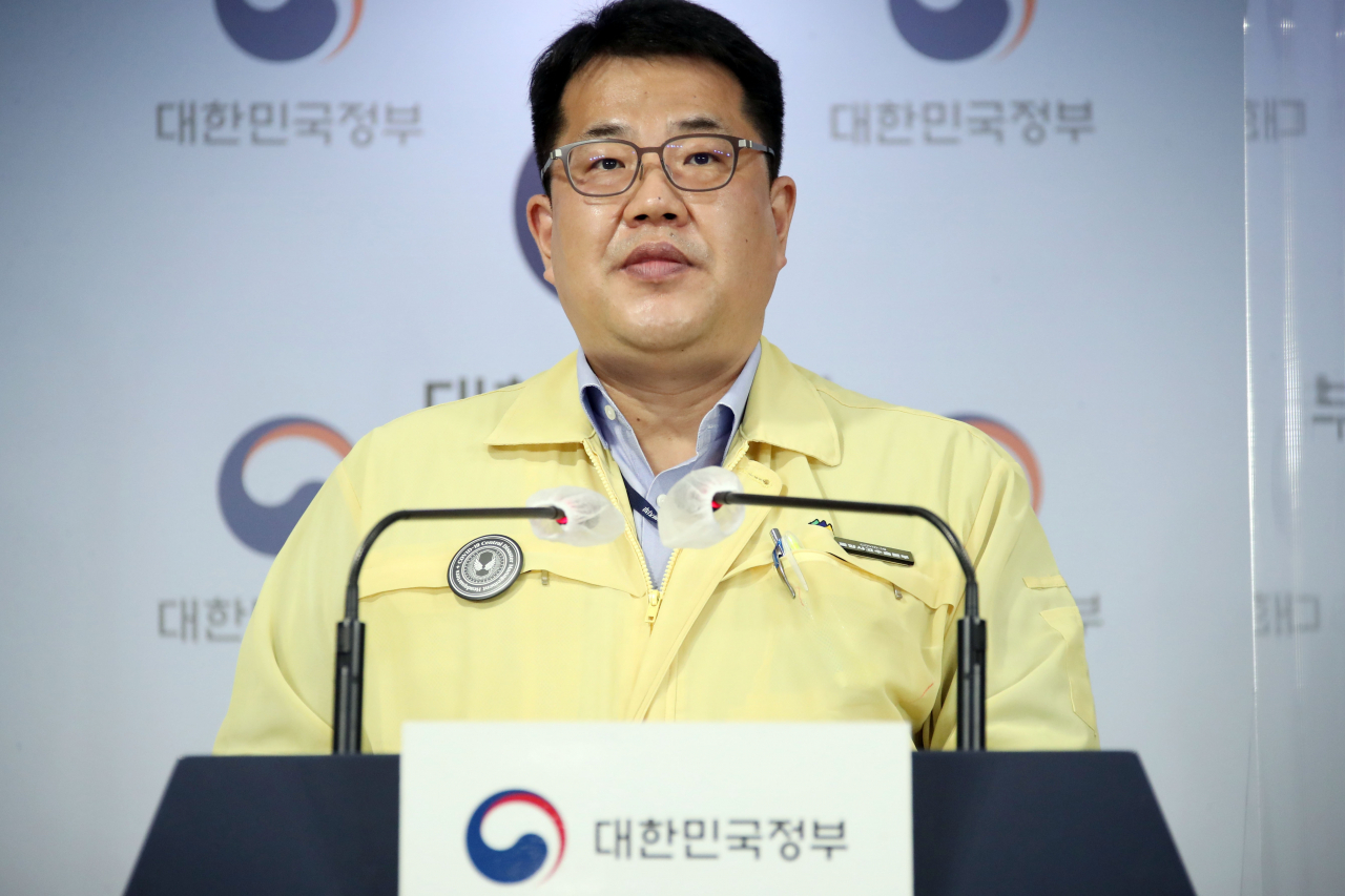 손영래 중앙사고수습본부 사회전략반장이 24일 정부서울청사에서 신종 코로나바이러스 감염증(코로나19) 대응 현황 등에 대해 비대면 정례브리핑을 하고 있다. 연합뉴스