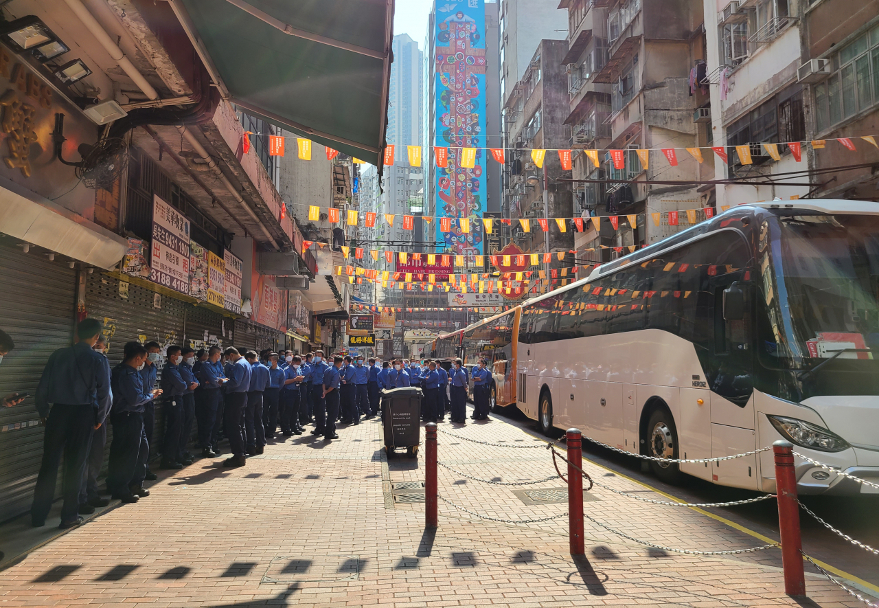 홍콩 정부가 신종 코로나바이러스 감염증(코로나19) 확산을 막기 위해 23일 새벽 카오룽 야우침몽(油尖旺)구 일대 200여개 건물을 전격 봉쇄했다. 경찰이 해당 구역 앞에 통제선을 설치하고 출입을 통제했으며, 통제선 안에는 임시 검사소가 설치돼 의료진이 검사를 진행했다. 연합뉴스