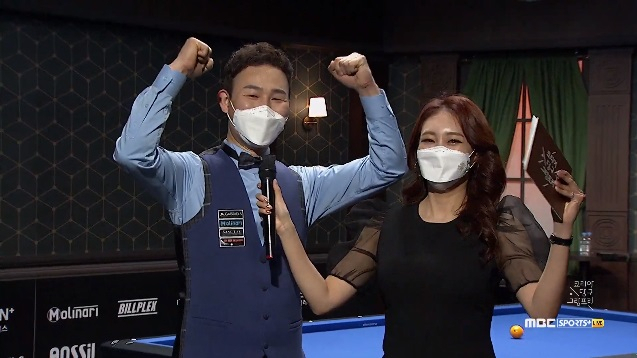 차분하고 조용한 편인 최완영이 승리 세리머니를 다시 해달라는 요청을 받고 아나운서와 함께 멋쩍게 양팔을 들어올리고 있다. [MBC 스포츠플러스 화면 캡처]