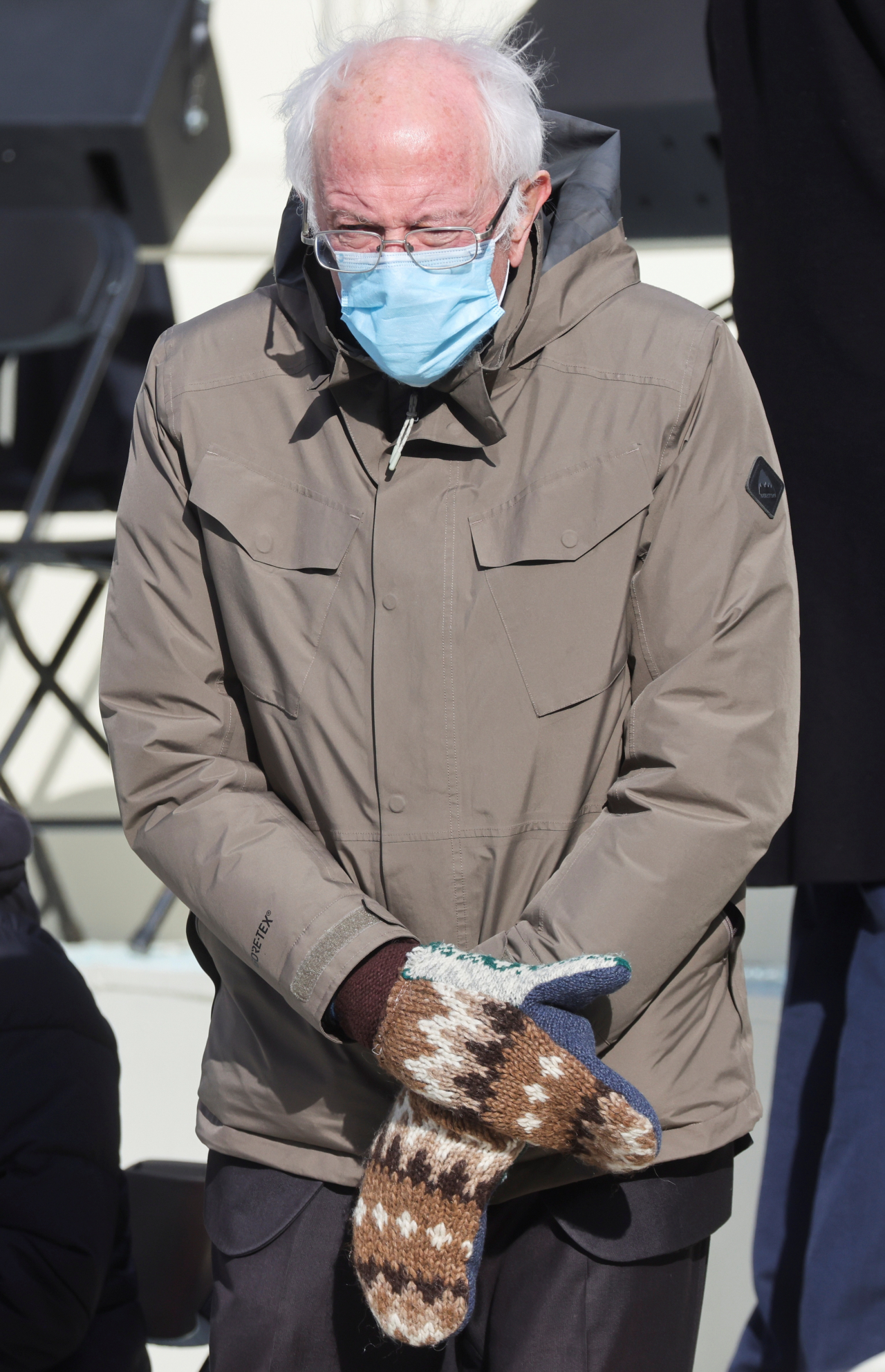 버니 샌더스 미국 상원의원이 지난 20일(현지시간) 워싱턴DC 연방의사당에서 진행된 조 바이든 대통령 취임식에 참석해 있디. 등산용 점퍼에 털장갑을 낀 모습이 이목을 끌었다. [로이터]