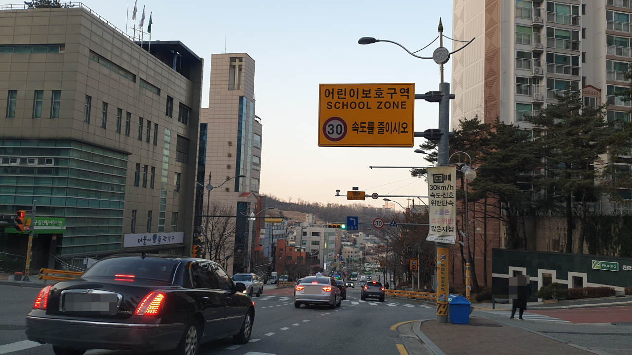 무인교통단속카메라 설치. [관악구 제공]