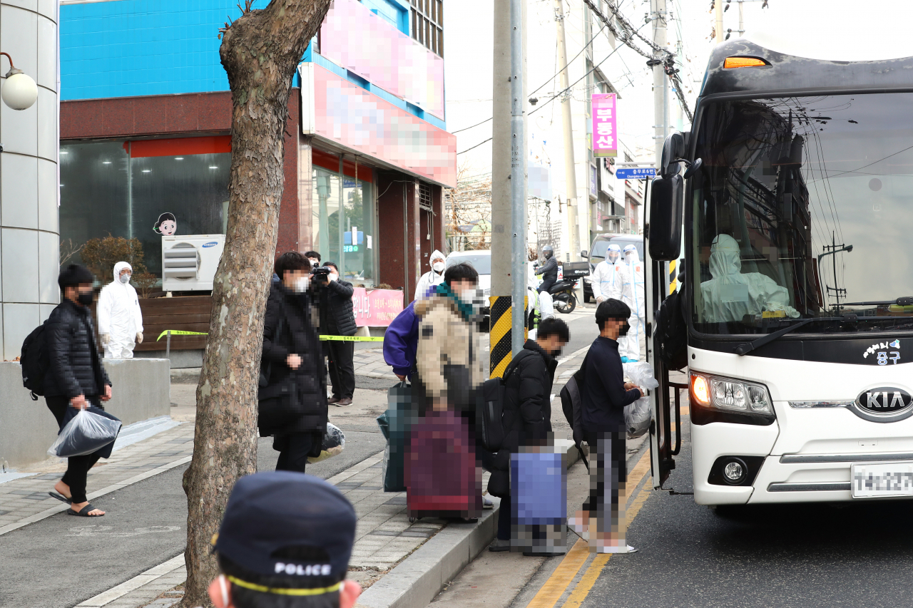 25일 오전 대전시 중구 대흥동 IEM국제학교에서 신종 코로나바이러스 감염증(코로나19) 확진자들이 충남 아산 생활치료센터로 이동하기 위해 차량에 탑승하고 있다. 비인가 종교교육시설인 IEM국제학교에서는 전날 127명의 확진자가 나왔다. 연합뉴스